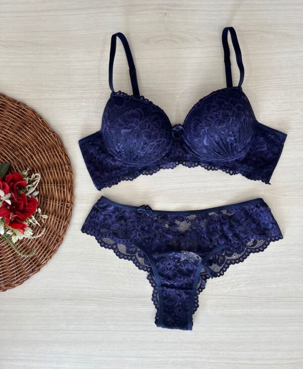 ✨ Sensualidade e conforto em cada detalhe! ✨ Este conjunto traz um toque sofisticado com bojo todo rendado e calcinha fio duplo em renda delicada. Feito com poliamida antialérgica de toque sedoso, ele une elegância e bem-estar. Antonella D Piza preza pela qualidade e carinho em cada peça, garantindo uma experiência única. O desenho da renda pode variar conforme o lote! 💕