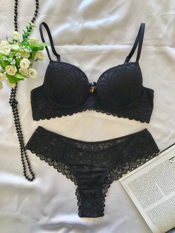 ✨ Sensualidade e conforto em cada detalhe! ✨ Este conjunto traz um toque sofisticado com bojo todo rendado e calcinha fio duplo em renda delicada. Feito com poliamida antialérgica de toque sedoso, ele une elegância e bem-estar. Antonella D Piza preza pela qualidade e carinho em cada peça, garantindo uma experiência única. O desenho da renda pode variar conforme o lote! 💕