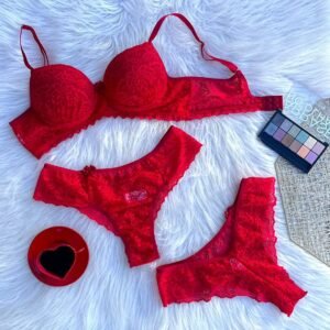 ✨ Sensualidade e conforto em cada detalhe! ✨ Este conjunto traz um toque sofisticado com bojo todo rendado e calcinha fio duplo em renda delicada. Feito com poliamida antialérgica de toque sedoso, ele une elegância e bem-estar. Antonella D Piza preza pela qualidade e carinho em cada peça, garantindo uma experiência única. O desenho da renda pode variar conforme o lote! 💕