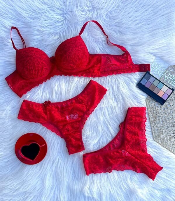 ✨ Sensualidade e conforto em cada detalhe! ✨ Este conjunto traz um toque sofisticado com bojo todo rendado e calcinha fio duplo em renda delicada. Feito com poliamida antialérgica de toque sedoso, ele une elegância e bem-estar. Antonella D Piza preza pela qualidade e carinho em cada peça, garantindo uma experiência única. O desenho da renda pode variar conforme o lote! 💕