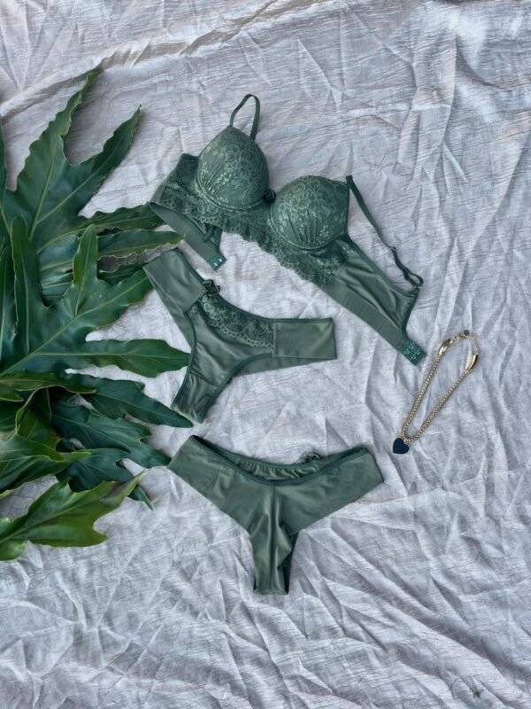 Conjunto Lingerie de Renda Charmoso, com bojo estruturado e calcinha fio duplo.