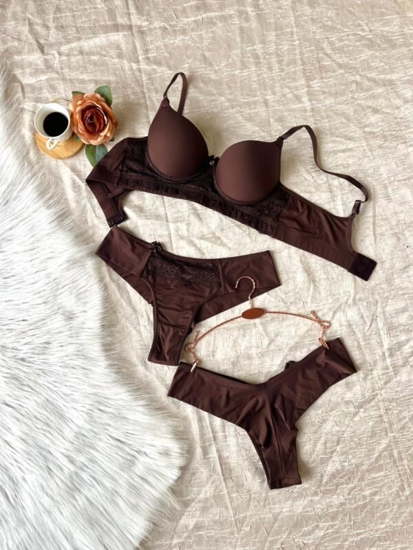 Um conjunto perfeito para quem ama romantismo e conforto! 💕✨ Esse modelo foi pensado para oferecer elegância e praticidade ao mesmo tempo. A calcinha fio duplo, com costuras rebatidas, garante um ajuste impecável ao corpo, sem marcar sob a roupa. Os detalhes em renda dão um toque delicado e sofisticado, tornando essa peça ainda mais especial. O sutiã com base ampla e maior cobertura proporciona sustentação e conforto, com renda estrategicamente aplicada para não marcar sob a roupa. Versátil e elegante, esse conjunto pode ser usado tanto no dia a dia quanto em momentos especiais. 🌟 Destaques do Conjunto: ✔ Alças ajustáveis de 10mm a 18mm, adaptando-se ao seu conforto. ✔ Forro 100% algodão para maior respirabilidade e frescor. ✔ Tecido de gramatura 200, garantindo durabilidade e ajuste perfeito. ✔ Matéria-prima importada com proteção contra fungos e bactérias. Seja para a rotina ou para ocasiões especiais, esse conjunto combina delicadeza e funcionalidade na medida certa! 💖✨ #LingerieRomântica #ConfortoEBeleza #AntonellaModaÍntima