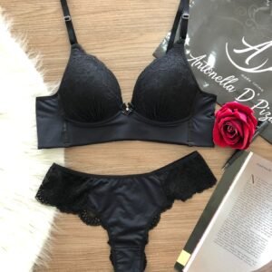 Conjunto sensual com bojo modelador e renda antialérgica, oferecendo conforto e elegância.