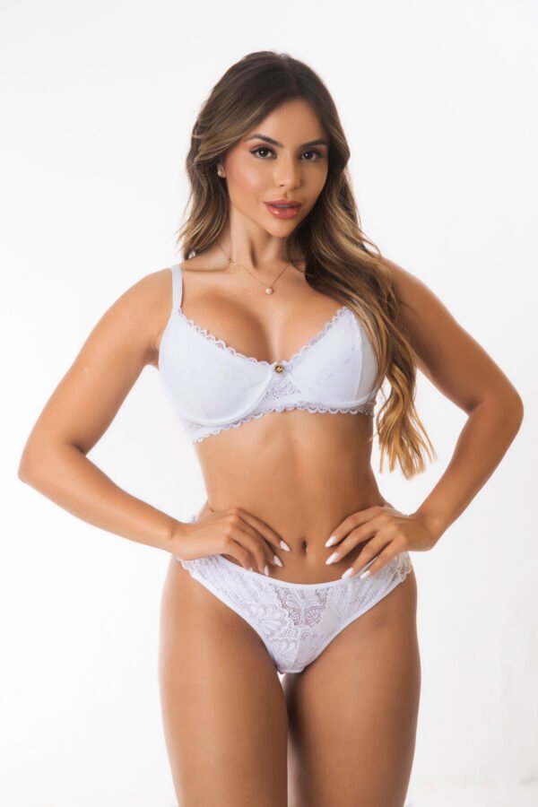 Conjunto de lingerie de renda sem bojo em poliamida – leve, confortável e sofisticado.