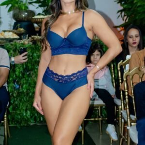 Conjunto sofisticado em poliamida com renda. Sutiã estruturado com base dupla, laterais alongadas e alças reforçadas. Calcinha de cós alto, fio duplo e forro de algodão. Sensualidade e conforto!