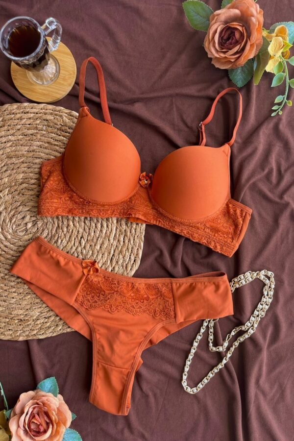 ✨ Conjunto de Lingerie Elegante e Confortável ✨ Feito em poliamida macia, este conjunto traz detalhes em renda na base do sutiã e na calcinha, unindo sensualidade e sofisticação. O sutiã possui elástico encapado para maior firmeza, fecho duplo e alças reforçadas para ajuste perfeito; a calcinha fio duplo com cós padrão garante conforto e valorização do corpo, com forro em algodão para maior respirabilidade. 🌿💖