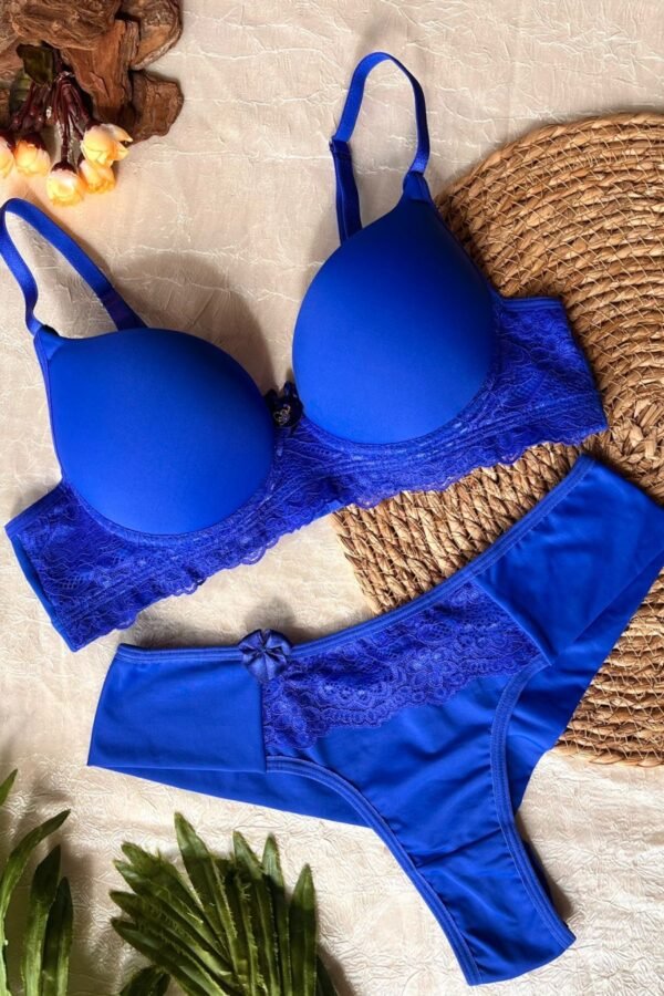 ✨ Conjunto de Lingerie Elegante e Confortável ✨ Feito em poliamida macia, este conjunto traz detalhes em renda na base do sutiã e na calcinha, unindo sensualidade e sofisticação. O sutiã possui elástico encapado para maior firmeza, fecho duplo e alças reforçadas para ajuste perfeito; a calcinha fio duplo com cós padrão garante conforto e valorização do corpo, com forro em algodão para maior respirabilidade. 🌿💖 💡 Dica: Ajuste as alças para melhor sustentação e combine com peças leves para um toque extra de elegância! ✨🔥