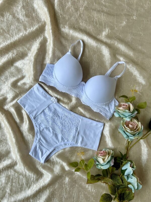 ✨ Lingerie Sofisticada e Confortável ✨ Confeccionado em poliamida macia, este conjunto combina charme e sustentação! 💖 O sutiã conta com detalhes em renda, elástico encapado para firmeza e alças reforçadas para ajuste perfeito; a calcinha tanga hotpant valoriza a silhueta, garantindo conforto com forro em algodão. Ideal para quem busca elegância no dia a dia! 😍🔥