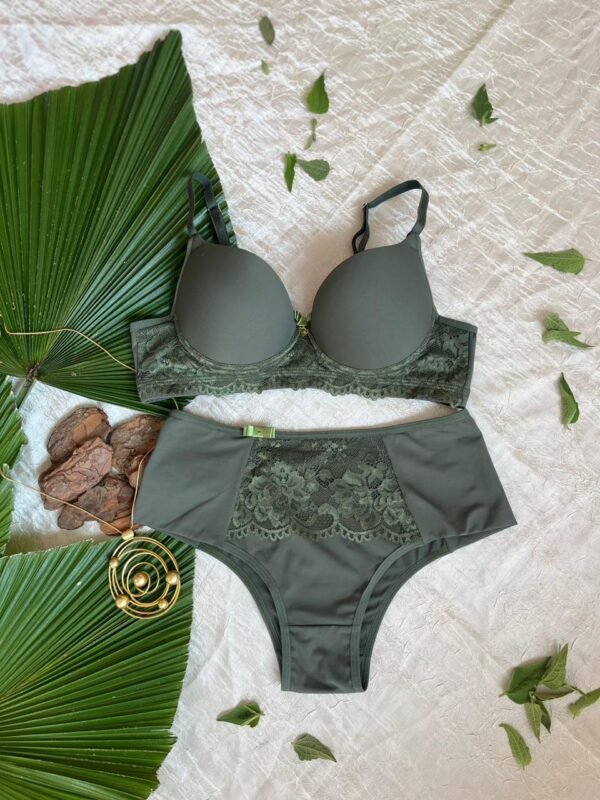 ✨ Lingerie Sofisticada e Confortável ✨ Confeccionado em poliamida macia, este conjunto combina charme e sustentação! 💖 O sutiã conta com detalhes em renda, elástico encapado para firmeza e alças reforçadas para ajuste perfeito; a calcinha tanga hotpant valoriza a silhueta, garantindo conforto com forro em algodão. Ideal para quem busca elegância no dia a dia! 😍🔥