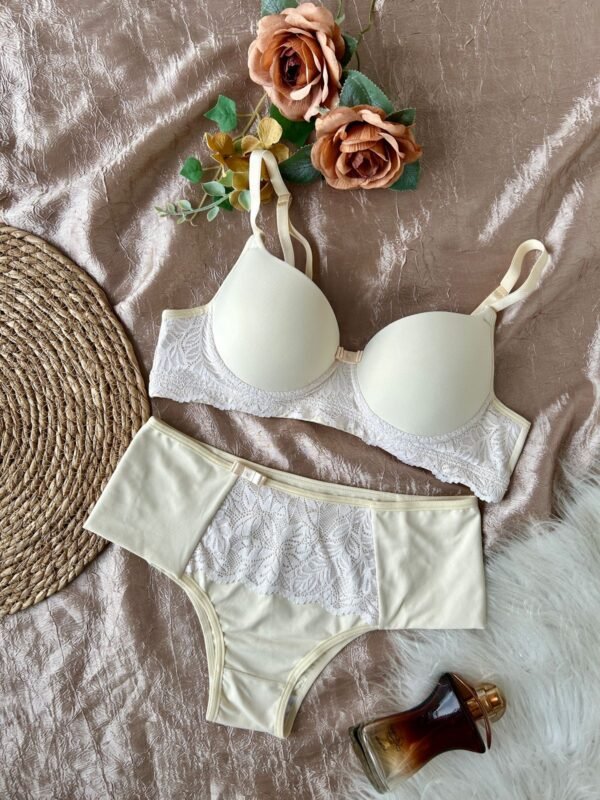 ✨ Lingerie Sofisticada e Confortável ✨ Confeccionado em poliamida macia, este conjunto combina charme e sustentação! 💖 O sutiã conta com detalhes em renda, elástico encapado para firmeza e alças reforçadas para ajuste perfeito; a calcinha tanga hotpant valoriza a silhueta, garantindo conforto com forro em algodão. Ideal para quem busca elegância no dia a dia! 😍🔥