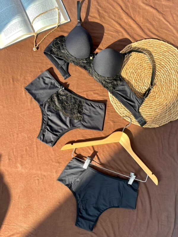 ✨ Lingerie Sofisticada e Confortável ✨ Confeccionado em poliamida macia, este conjunto combina charme e sustentação! 💖 O sutiã conta com detalhes em renda, elástico encapado para firmeza e alças reforçadas para ajuste perfeito; a calcinha tanga hotpant valoriza a silhueta, garantindo conforto com forro em algodão. Ideal para quem busca elegância no dia a dia! 😍🔥