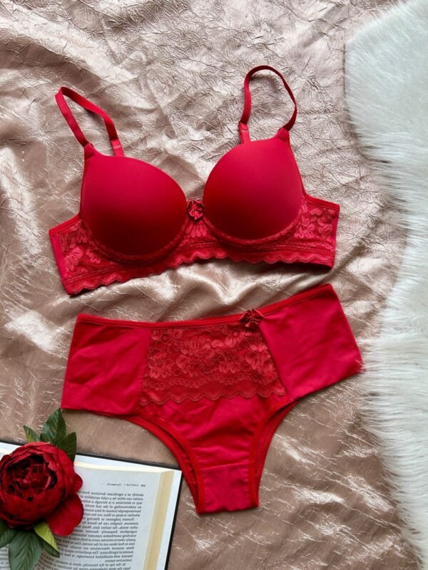 ✨ Lingerie Sofisticada e Confortável ✨ Confeccionado em poliamida macia, este conjunto combina charme e sustentação! 💖 O sutiã conta com detalhes em renda, elástico encapado para firmeza e alças reforçadas para ajuste perfeito; a calcinha tanga hotpant valoriza a silhueta, garantindo conforto com forro em algodão. Ideal para quem busca elegância no dia a dia! 😍🔥