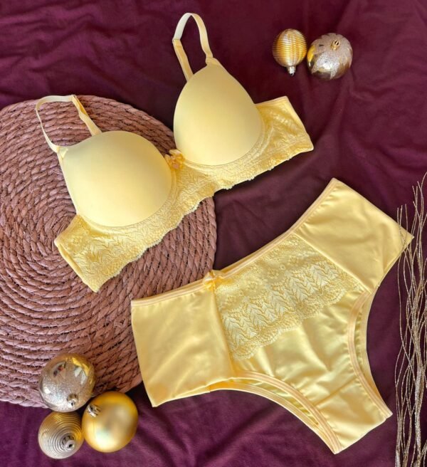 ✨ Lingerie Sofisticada e Confortável ✨ Confeccionado em poliamida macia, este conjunto combina charme e sustentação! 💖 O sutiã conta com detalhes em renda, elástico encapado para firmeza e alças reforçadas para ajuste perfeito; a calcinha tanga hotpant valoriza a silhueta, garantindo conforto com forro em algodão. Ideal para quem busca elegância no dia a dia! 😍🔥