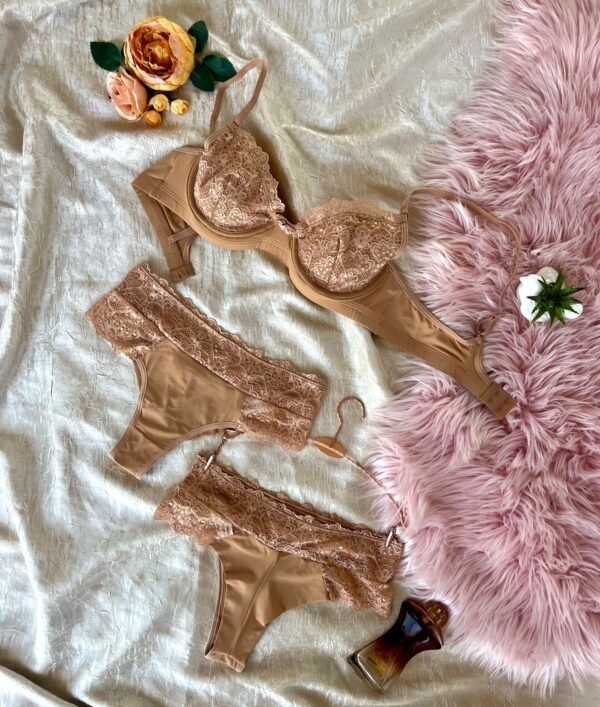 ✨ Lingerie Elegante e Confortável ✨ Confeccionado em poliamida macia, este conjunto traz delicadeza e sofisticação. O sutiã sem bojo, com forro e aro, oferece sustentação e formato, enquanto o elástico encapado proporciona firmeza e as alças reforçadas garantem ajuste seguro. A calcinha fio duplo de cós alto tem detalhes em renda transparente, trazendo sensualidade e conforto, com forro em algodão. 💖🌿 💡 Dica: Ajuste as alças do sutiã para maior firmeza e combine com roupas de cintura alta para valorizar ainda mais a silhueta! 😍🔥