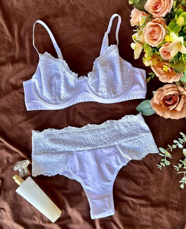 ✨ Lingerie Elegante e Confortável ✨ Confeccionado em poliamida macia, este conjunto traz delicadeza e sofisticação. O sutiã sem bojo, com forro e aro, oferece sustentação e formato, enquanto o elástico encapado proporciona firmeza e as alças reforçadas garantem ajuste seguro. A calcinha fio duplo de cós alto tem detalhes em renda transparente, trazendo sensualidade e conforto, com forro em algodão. 💖🌿 💡 Dica: Ajuste as alças do sutiã para maior firmeza e combine com roupas de cintura alta para valorizar ainda mais a silhueta! 😍🔥