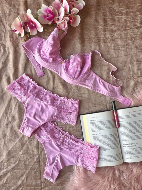 ✨ Lingerie Elegante e Confortável ✨ Confeccionado em poliamida macia, este conjunto traz delicadeza e sofisticação. O sutiã sem bojo, com forro e aro, oferece sustentação e formato, enquanto o elástico encapado proporciona firmeza e as alças reforçadas garantem ajuste seguro. A calcinha fio duplo de cós alto tem detalhes em renda transparente, trazendo sensualidade e conforto, com forro em algodão. 💖🌿 💡 Dica: Ajuste as alças do sutiã para maior firmeza e combine com roupas de cintura alta para valorizar ainda mais a silhueta! 😍🔥