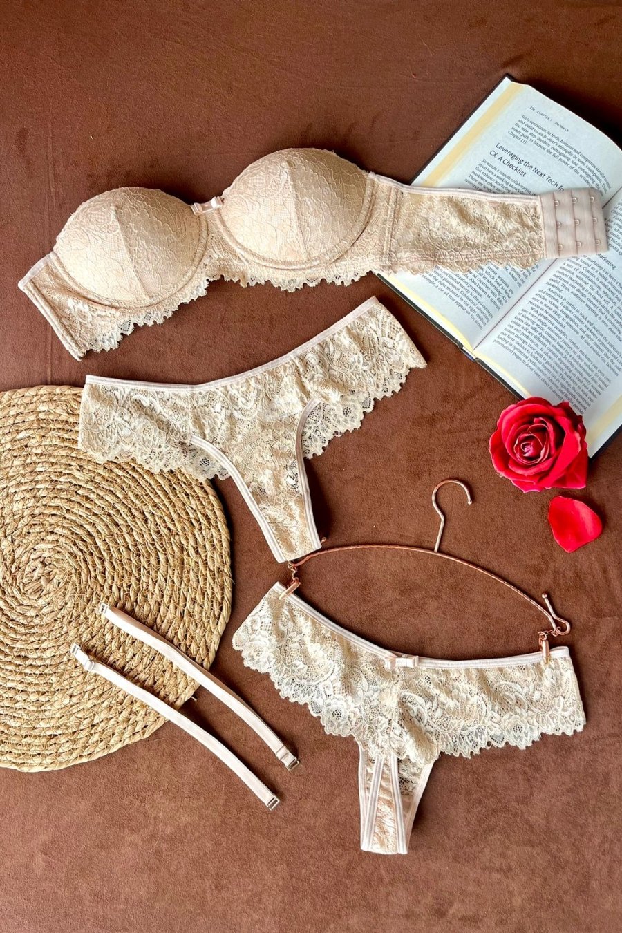 ✨ Conjunto Tomara Que Caia em Renda – Elegância e Sensualidade ✨ Com bojo meia-taça que realça o colo e alças removíveis de fácil encaixe, este conjunto oferece versatilidade e sofisticação. O sutiã todo em renda traz um toque irresistível de sensualidade, enquanto a renda antialérgica garante conforto. A calcinha fio, delicada e charmosa, completa o look com elegância. 💖🔥 #LingerieChique #SensualidadeEConforto #BelezaQueEncanta #RendaPerfeita