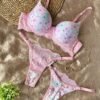 💖 Conjunto de Lingerie – Sofisticação e Sensualidade ✨ Renda delicada que deixa a pele à mostra, bojo em poliamida para não marcar na roupa e fecho duplo para ajuste perfeito. A calcinha fio regulável, com fio duplo no bumbum e frente em renda, garante conforto e um toque irresistível. Ideal para um jantar romântico, combinando elegância e sedução! 🌹🔥 #LingeriePerfeita #RendaQueEncanta #NoiteEspecial #BelezaEConforto