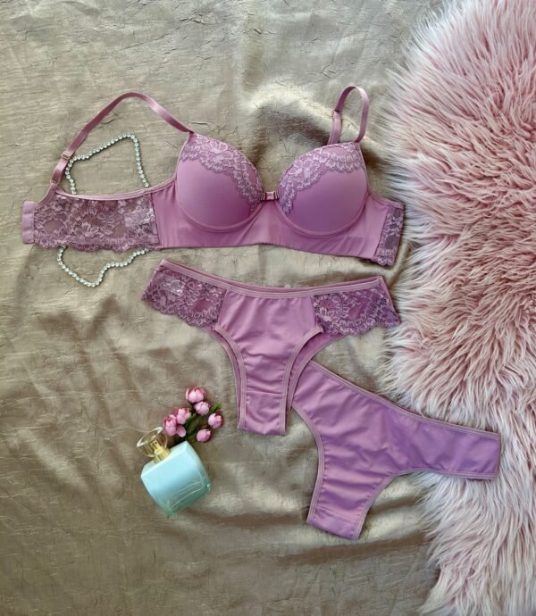 ✨ Conjunto 0039 – Romance, Sofisticação & Conforto ✨ Um modelo romântico e encantador, com detalhes pensados para realçar sua beleza com elegância. 💖 👙 Sutiã delicado, com laterais em renda e barbatanas que evidenciam o formato dos seios. Base em poliamida com renda sobre o bojo, criando um efeito visual sofisticado. 🩲 Calcinha tanga tradicional, com transparência em renda, forro 100% algodão e toque suave na pele. ✔ Alças acolchoadas, que não marcam o corpo, e reguladores em aço cirúrgico para evitar irritações. ✔ Tecido premium (gramatura 200) e renda maleável antialérgica, que não pinica nem desfia facilmente. 💎 Beleza e conforto na medida certa! 💎 📲 Garanta já o seu! ✨ #RomanceEmDetalhes #SofisticaçãoEConforto #LingerieDosSonhos #ElegânciaSemEsforço