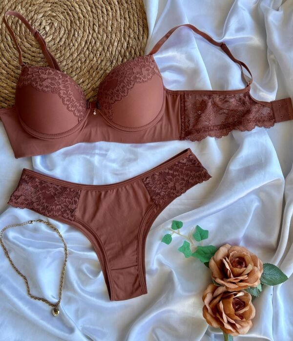 ✨ Conjunto 0039 – Romance, Sofisticação & Conforto ✨ Um modelo romântico e encantador, com detalhes pensados para realçar sua beleza com elegância. 💖 👙 Sutiã delicado, com laterais em renda e barbatanas que evidenciam o formato dos seios. Base em poliamida com renda sobre o bojo, criando um efeito visual sofisticado. 🩲 Calcinha tanga tradicional, com transparência em renda, forro 100% algodão e toque suave na pele. ✔ Alças acolchoadas, que não marcam o corpo, e reguladores em aço cirúrgico para evitar irritações. ✔ Tecido premium (gramatura 200) e renda maleável antialérgica, que não pinica nem desfia facilmente. 💎 Beleza e conforto na medida certa! 💎 📲 Garanta já o seu! ✨ #RomanceEmDetalhes #SofisticaçãoEConforto #LingerieDosSonhos #ElegânciaSemEsforço