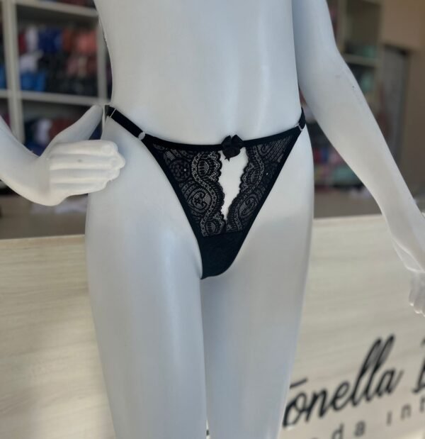 Calcinha Fio Dental com Abertura – Sensualidade, Conforto e Ajuste Perfeito! ✨🔥 Se você busca uma peça que una sofisticação, sensualidade e conforto, a Calcinha Fio Dental com Abertura é a escolha ideal! Com um design ousado e detalhes refinados, essa lingerie realça as curvas e proporciona um ajuste perfeito ao corpo. 💖 Destaques da Peça: ✔ Abertura frontal delicada, que adiciona um toque de sensualidade e charme. ✔ Reguladores laterais, permitindo um ajuste personalizado para diferentes tipos de corpo. ✔ Confeccionada toda em renda, trazendo elegância e sofisticação para a peça. ✔ Forro 100% algodão, garantindo respirabilidade e conforto ao longo do dia. ✔ Viés antialérgico, pensado para peles sensíveis, proporcionando uma experiência agradável sem incômodos. 💡 Ideal para momentos especiais! Seja para surpreender em uma ocasião especial ou apenas para se sentir poderosa no dia a dia, essa calcinha é perfeita para quem ama peças sensuais e delicadas. Combine com um sutiã rendado para um conjunto ainda mais irresistível! 🔥 Realce sua beleza e sinta-se incrível com a Calcinha Fio Dental com Abertura! 💖✨