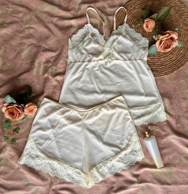 ✨ Baby Doll Elegância & Conforto – Sofisticação para suas noites ✨ Delicadeza, sensualidade e conforto se encontram nesta peça irresistível. Confeccionado em tecido leve e suave, este baby doll proporciona uma sensação de frescor inigualável, deslizando sobre a pele com maciez absoluta. 💖 Destaques que encantam: ✔ Decote sensual e sofisticado, que valoriza as curvas com elegância. ✔ Renda antialérgica e maleável, oferecendo um toque delicado sem comprometer o conforto. ✔ Material premium, que não amassa e mantém a fluidez perfeita. ✔ Caimento impecável, ideal para noites de descanso ou momentos especiais. Perfeito para mulheres que apreciam luxo, conforto e um toque de sedução na medida certa. 💫 #NoitesElegantes #ConfortoESensualidade #BabyDollDeLuxo #RendaQueEncanta