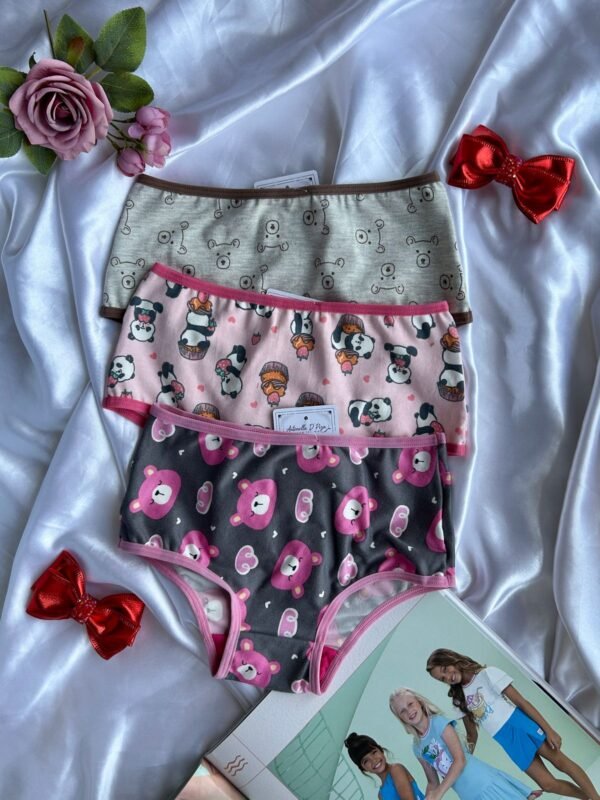 ### **Calcinha Infantil – Conforto e Proteção para o Dia a Dia!** 👧✨ A **Calcinha Infantil** foi pensada para oferecer o máximo de conforto e liberdade para as pequenas. Com **modelagem mais larga e alta cobertura**, garante um ajuste perfeito e seguro, sem apertar ou incomodar. 🌸 **Estampas e cores encantadoras!** Disponível em diversas **cores vibrantes** e **estampas infantis super fofas**, essa peça é perfeita para tornar o dia a dia mais divertido e confortável. 🌿 **100% Algodão – Toque macio e respirável** Produzida em **algodão puro**, proporciona suavidade, respirabilidade e evita irritações na pele sensível das crianças. 🛡 **Viés antialérgico para proteção extra** O acabamento especial foi pensado para evitar alergias e desconfortos, garantindo bem-estar durante o uso. 💖 **Perfeita para qualquer momento!** Seja para brincar, estudar ou dormir, essa calcinha oferece o conforto que as crianças precisam em todas as fases do dia!