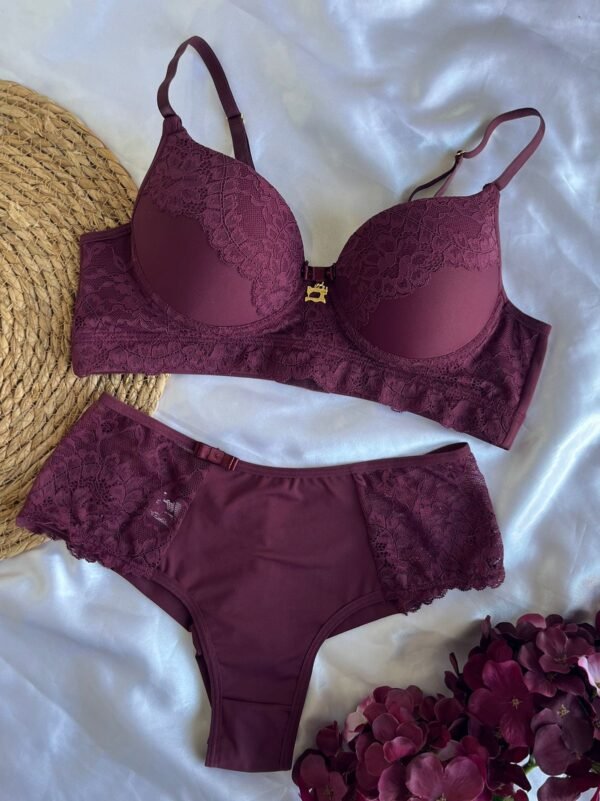 👑 Conjunto lingerie elegante e reforçado, com bojo e base ampla para maior sustentação, calcinha fio duplo de cós alto com viés largo e confortável. Todo em poliamida antialérgica, com forro 100% algodão. Sofisticação, segurança e qualidade para revender com confiança! #ModaIntima #RevendaFácil #ConfortoComEstilo
