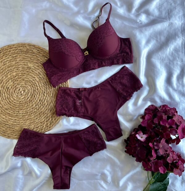 👑 Conjunto lingerie elegante e reforçado, com bojo e base ampla para maior sustentação, calcinha fio duplo de cós alto com viés largo e confortável. Todo em poliamida antialérgica, com forro 100% algodão. Sofisticação, segurança e qualidade para revender com confiança! #ModaIntima #RevendaFácil #ConfortoComEstilo