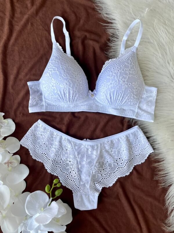 👙 Conjunto lingerie de renda e tule premium, com bojo gota e decote profundo que valoriza o colo. Laterais em tule bordado e calcinha fio com desenho de coração no bumbum 💖. Conforto e sensualidade com tecidos tecnológicos: forro 100% algodão, renda hipoalergênica e tule com sistema antiodor que não puxa fio na lavagem.