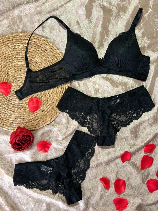 👙 Conjunto lingerie de renda e tule premium, com bojo gota e decote profundo que valoriza o colo. Laterais em tule bordado e calcinha fio com desenho de coração no bumbum 💖. Conforto e sensualidade com tecidos tecnológicos: forro 100% algodão, renda hipoalergênica e tule com sistema antiodor que não puxa fio na lavagem.