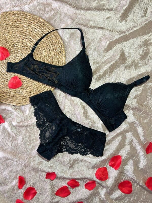 👙 Conjunto lingerie de renda e tule premium, com bojo gota e decote profundo que valoriza o colo. Laterais em tule bordado e calcinha fio com desenho de coração no bumbum 💖. Conforto e sensualidade com tecidos tecnológicos: forro 100% algodão, renda hipoalergênica e tule com sistema antiodor que não puxa fio na lavagem.