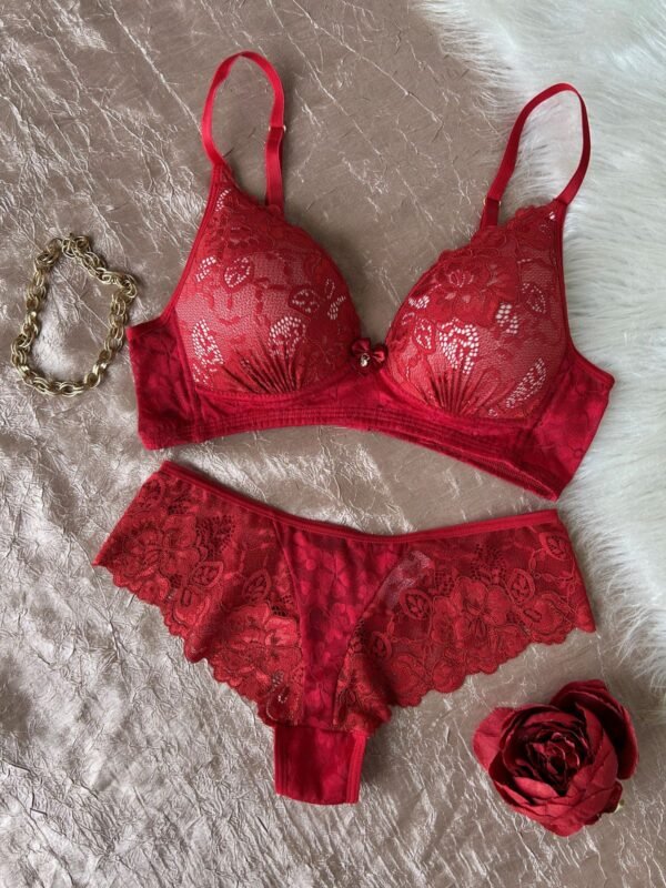 👙 Conjunto lingerie de renda e tule premium, com bojo gota e decote profundo que valoriza o colo. Laterais em tule bordado e calcinha fio com desenho de coração no bumbum 💖. Conforto e sensualidade com tecidos tecnológicos: forro 100% algodão, renda hipoalergênica e tule com sistema antiodor que não puxa fio na lavagem.