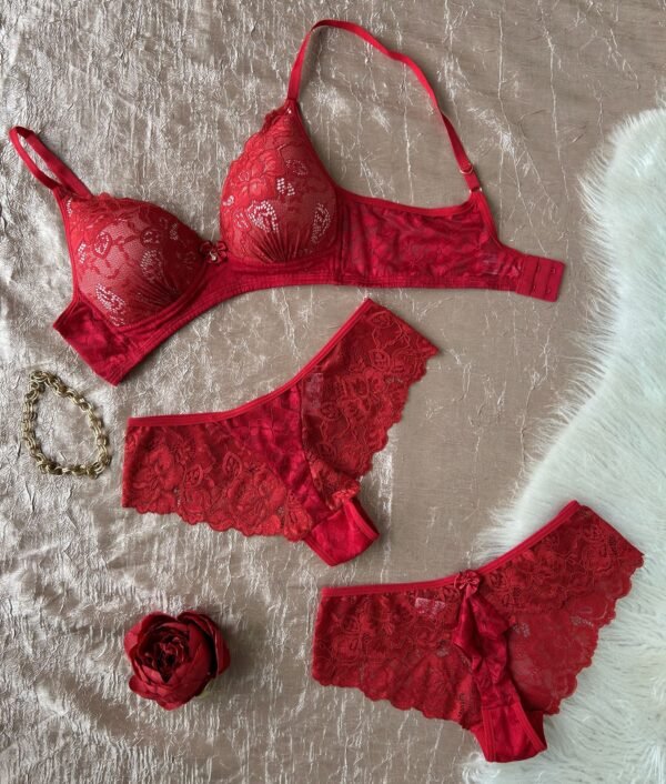 👙 Conjunto lingerie de renda e tule premium, com bojo gota e decote profundo que valoriza o colo. Laterais em tule bordado e calcinha fio com desenho de coração no bumbum 💖. Conforto e sensualidade com tecidos tecnológicos: forro 100% algodão, renda hipoalergênica e tule com sistema antiodor que não puxa fio na lavagem.
