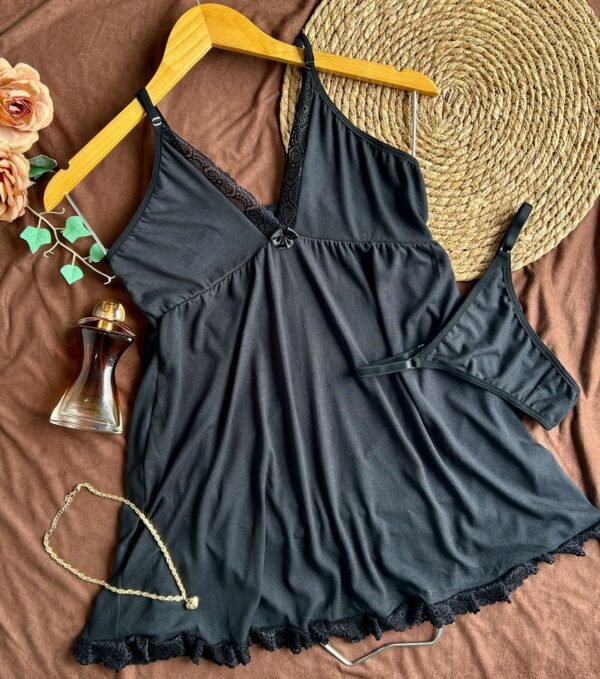 Camisola com caimento princesa, desenhada para valorizar a silhueta com elegância e sensualidade. Possui detalhes em renda que atraem o olhar com charme sutil, além de alças com regulagem e estrutura central no colo que proporciona firmeza sem a necessidade de sutiã. A cintura levemente marcada realça as curvas e o tecido fluido valoriza o quadril com delicadeza. Acompanha calcinha fio com regulagem, no mesmo tecido, completando o conjunto com harmonia e sofisticação.