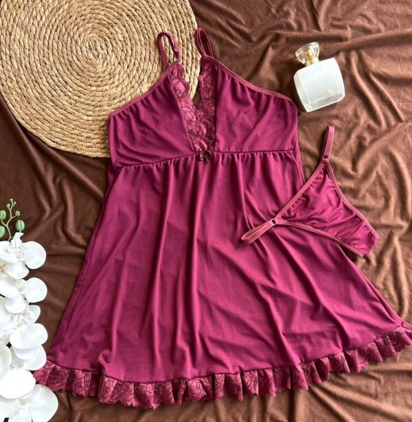 Camisola com caimento princesa, desenhada para valorizar a silhueta com elegância e sensualidade. Possui detalhes em renda que atraem o olhar com charme sutil, além de alças com regulagem e estrutura central no colo que proporciona firmeza sem a necessidade de sutiã. A cintura levemente marcada realça as curvas e o tecido fluido valoriza o quadril com delicadeza. Acompanha calcinha fio com regulagem, no mesmo tecido, completando o conjunto com harmonia e sofisticação.