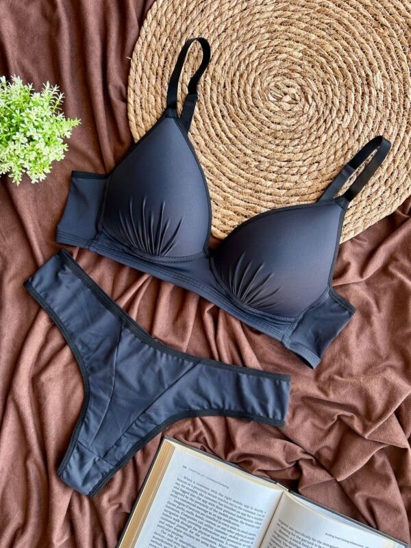 Conjunto Lingerie Soft com bojo gota e decote profundo, ideal para usar com peças cavadas. Base fina que não marca, reforço estratégico para sustentação e calcinha slim fio duplo com forro 100% algodão. Confeccionado em poliamida macia, leve e de alta durabilidade – perfeito para o dia a dia ou ocasiões especiais.