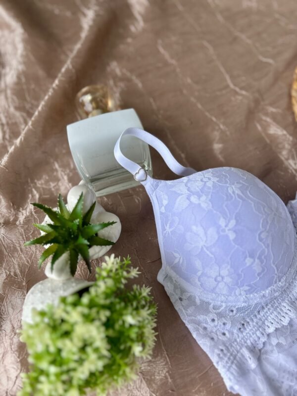 Camisola sensual em tule com bojo, renda aplicada, decote cavado nas costas e calcinha fio com regulagem. Leveza, conforto e muita feminilidade.