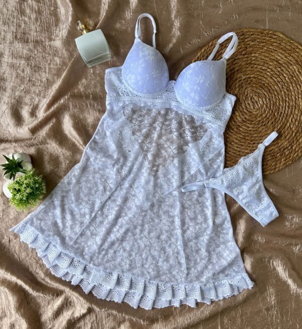 Camisola sensual em tule com bojo, renda aplicada, decote cavado nas costas e calcinha fio com regulagem. Leveza, conforto e muita feminilidade.