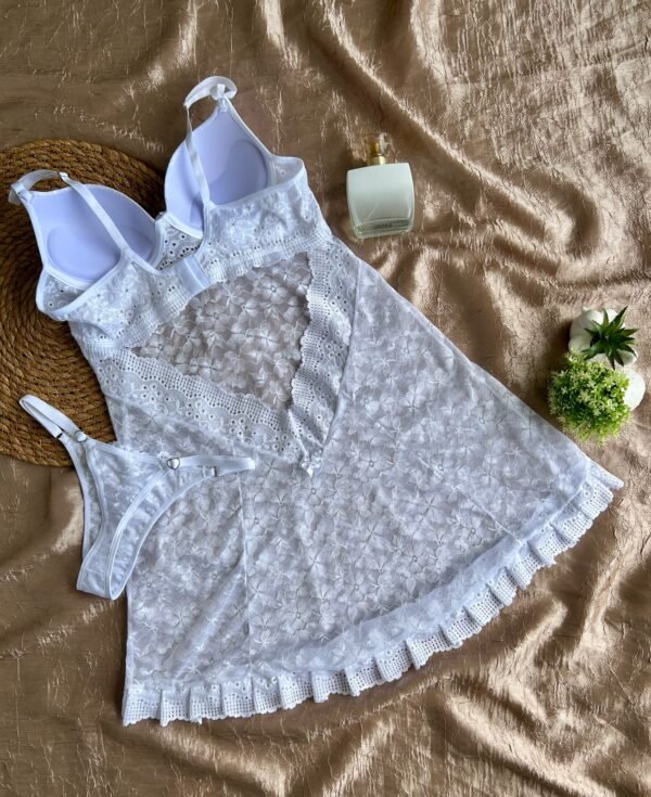 Camisola sensual em tule com bojo, renda aplicada, decote cavado nas costas e calcinha fio com regulagem. Leveza, conforto e muita feminilidade.