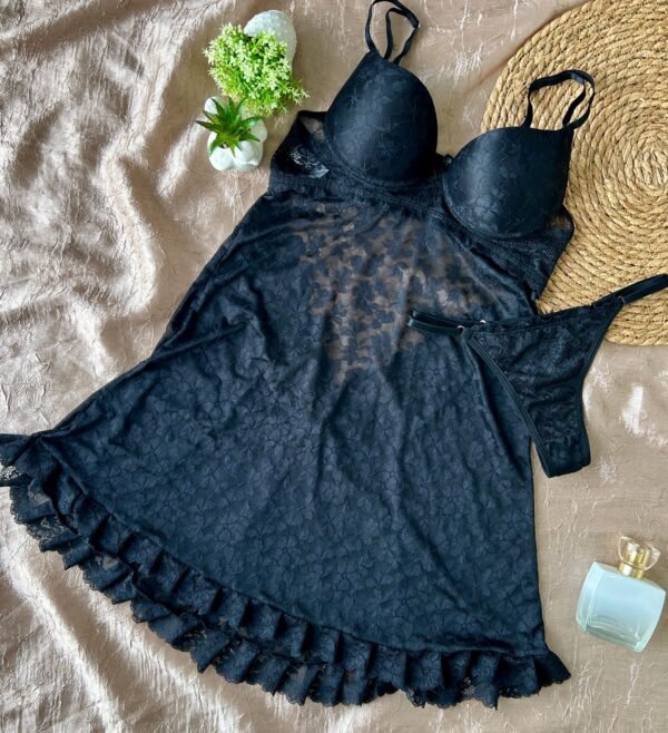 Camisola sensual em tule com bojo, renda aplicada, decote cavado nas costas e calcinha fio com regulagem. Leveza, conforto e muita feminilidade.