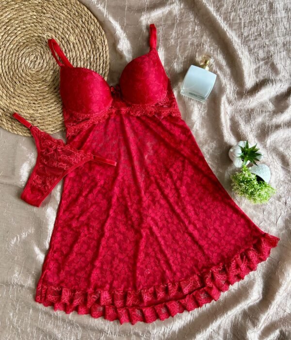 Camisola sensual em tule com bojo, renda aplicada, decote cavado nas costas e calcinha fio com regulagem. Leveza, conforto e muita feminilidade.