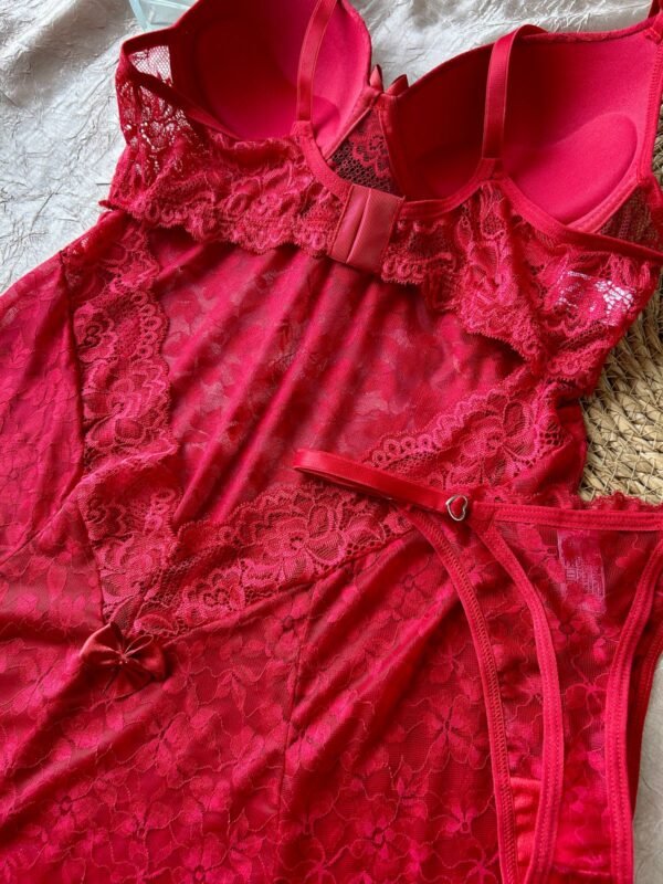 Camisola sensual em tule com bojo, renda aplicada, decote cavado nas costas e calcinha fio com regulagem. Leveza, conforto e muita feminilidade.