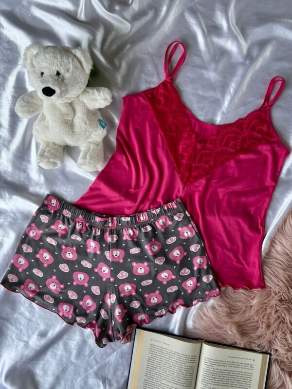 Baby doll romântico com blusinha soltinha e decote em V nas costas, aplicação em renda, acabamento em zigue-zague e short mais curto. Confortável e delicado, feito em tecido fluido como suede, poliamida ou liganete