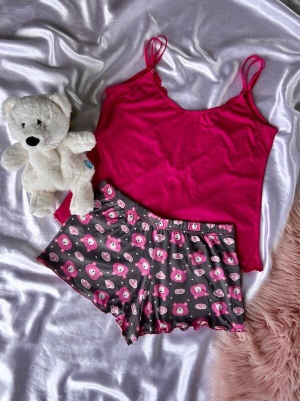 Baby doll romântico com blusinha soltinha e decote em V nas costas, aplicação em renda, acabamento em zigue-zague e short mais curto. Confortável e delicado, feito em tecido fluido como suede, poliamida ou liganete