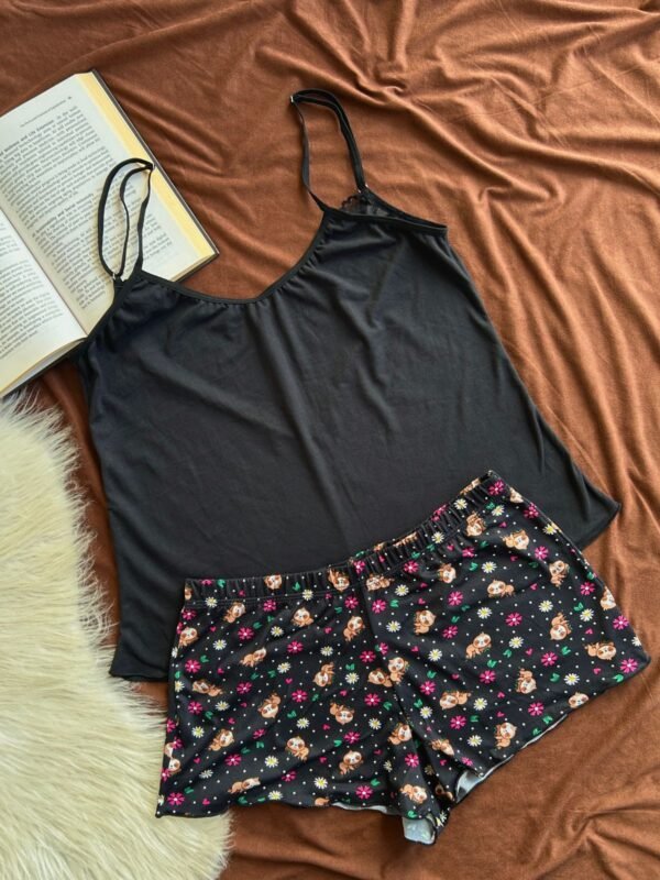 Baby doll romântico com blusinha soltinha e decote em V nas costas, aplicação em renda, acabamento em zigue-zague e short mais curto. Confortável e delicado, feito em tecido fluido como suede, poliamida ou liganete