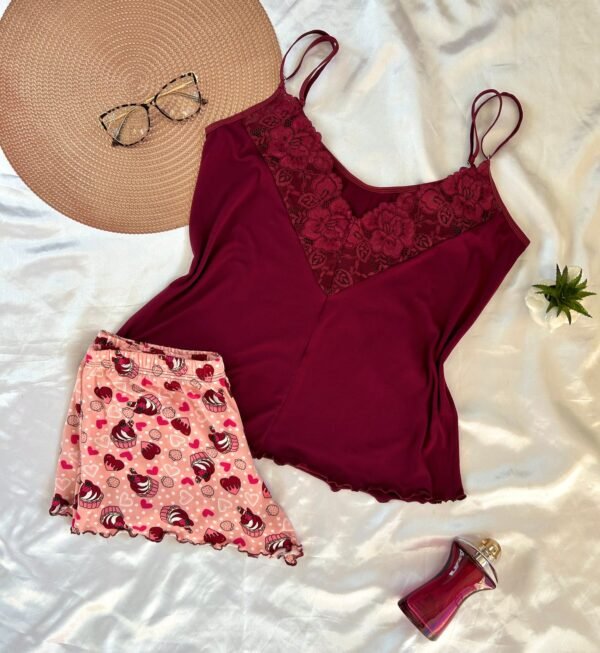 Baby doll romântico com blusinha soltinha e decote em V nas costas, aplicação em renda, acabamento em zigue-zague e short mais curto. Confortável e delicado, feito em tecido fluido como suede, poliamida ou liganete