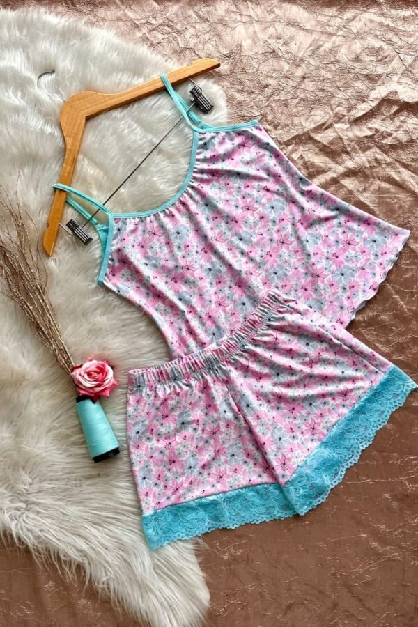 Baby doll elegante com renda, decote em V nas costas, alças ajustáveis e tecido fluido. Estampas digitais que não desbotam e conforto com sofisticação.