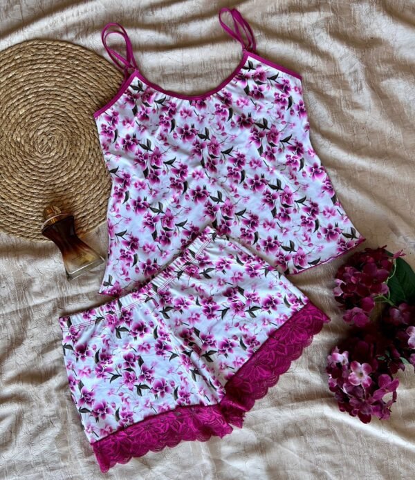 Baby doll elegante com renda, decote em V nas costas, alças ajustáveis e tecido fluido. Estampas digitais que não desbotam e conforto com sofisticação.