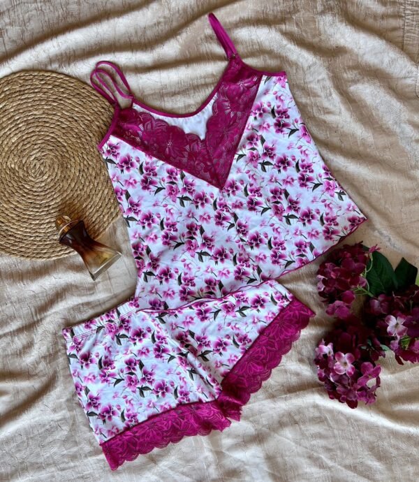 Baby doll elegante com renda, decote em V nas costas, alças ajustáveis e tecido fluido. Estampas digitais que não desbotam e conforto com sofisticação.